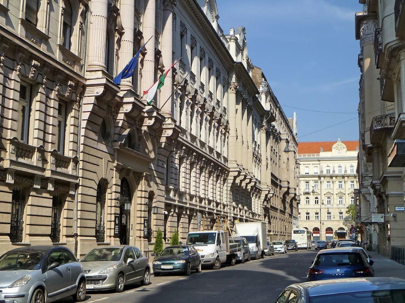 Válasz Online: NER-közeli család és keleti oligarchák vásároltak pesti palotákat