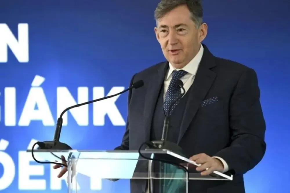 Több mint hárommilliárdot utalt Mészáros Lőrinc magánszámlájára a V-Híd