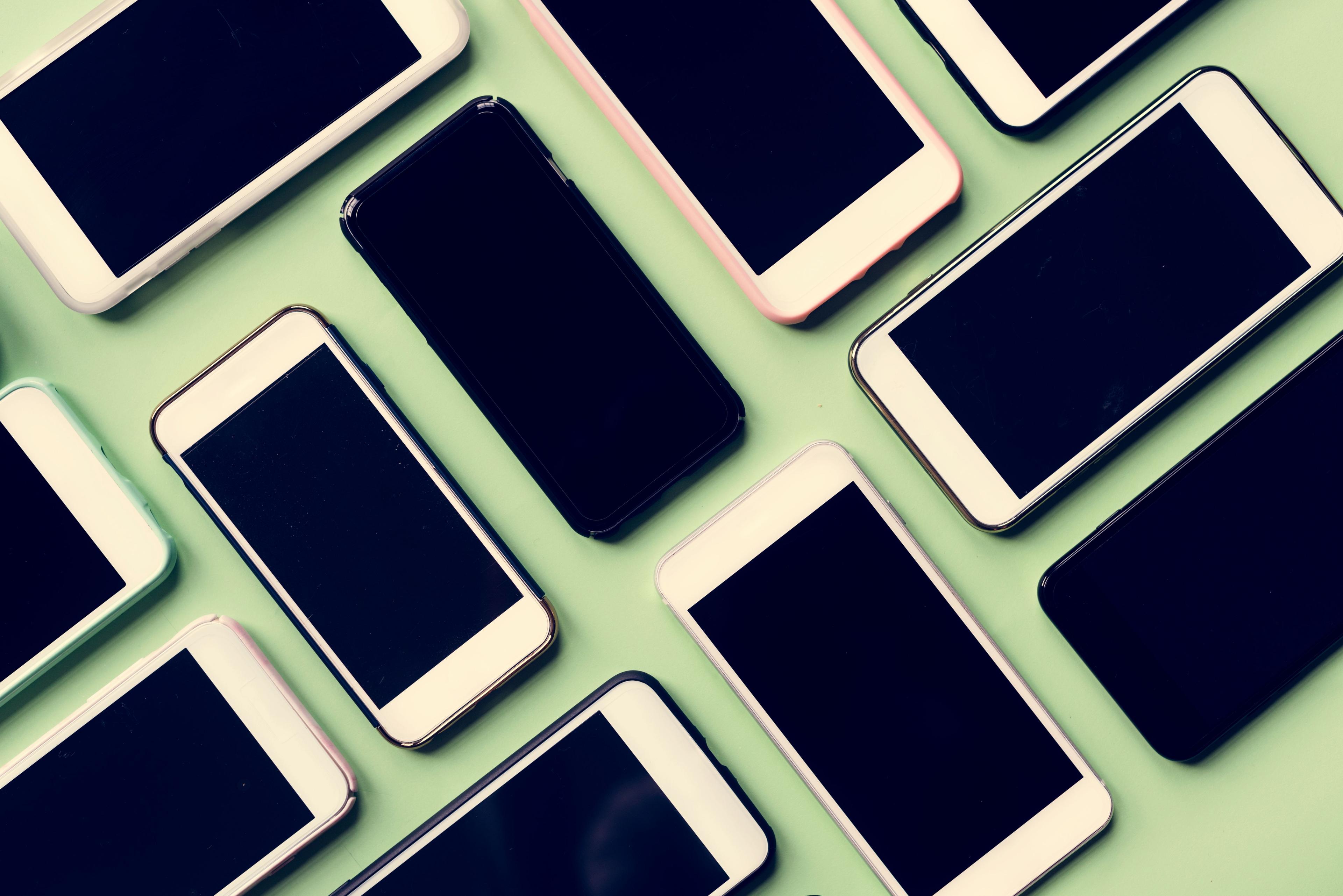 2027-től az EU bevezetné a cserélhető, hosszabb üzemidejű akkumulátorokat a telefonokban