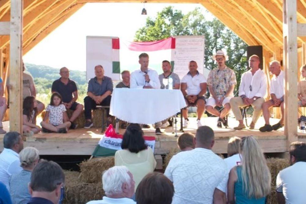 ÉLŐ: Magyar Péter a székelyföldi Nagyadorjánban az erdélyi Tisza Szigetek táborában