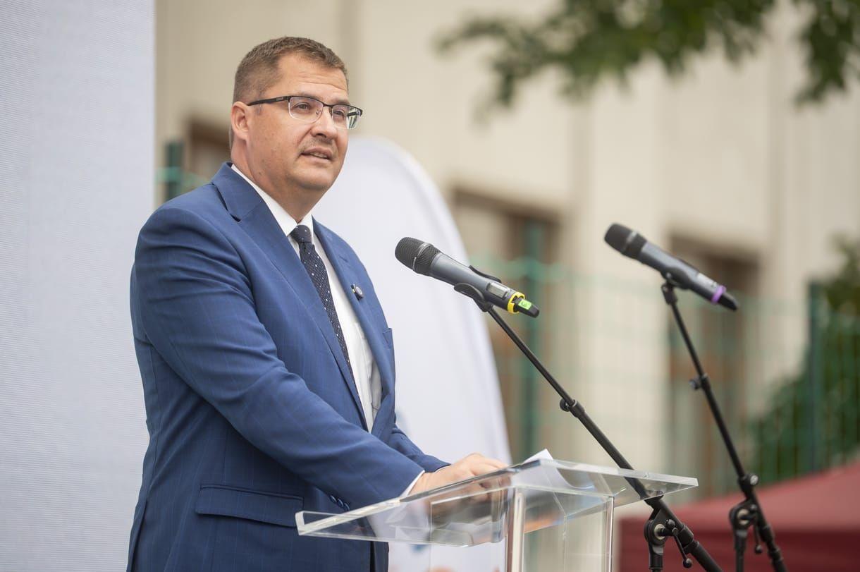 Továbbvitte az ünnepi propagandapárhuzamot Orbán jobbkeze egy tanévnyitóra is