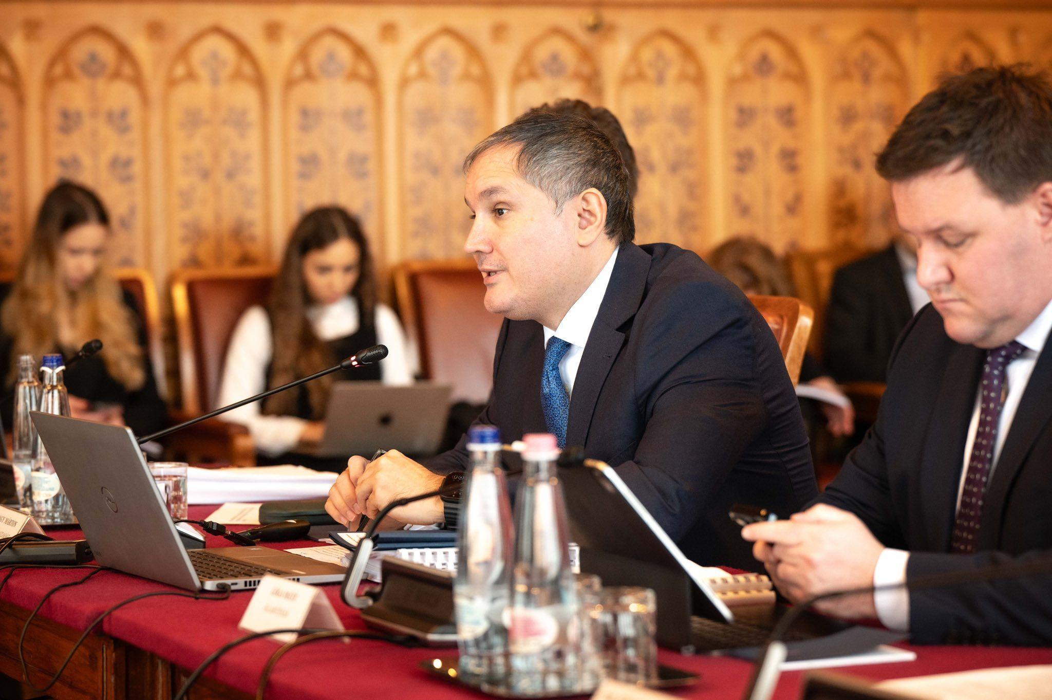 Egy lépésre a bóvlitól: a Fitch rontotta Magyarország adósi kilátásait