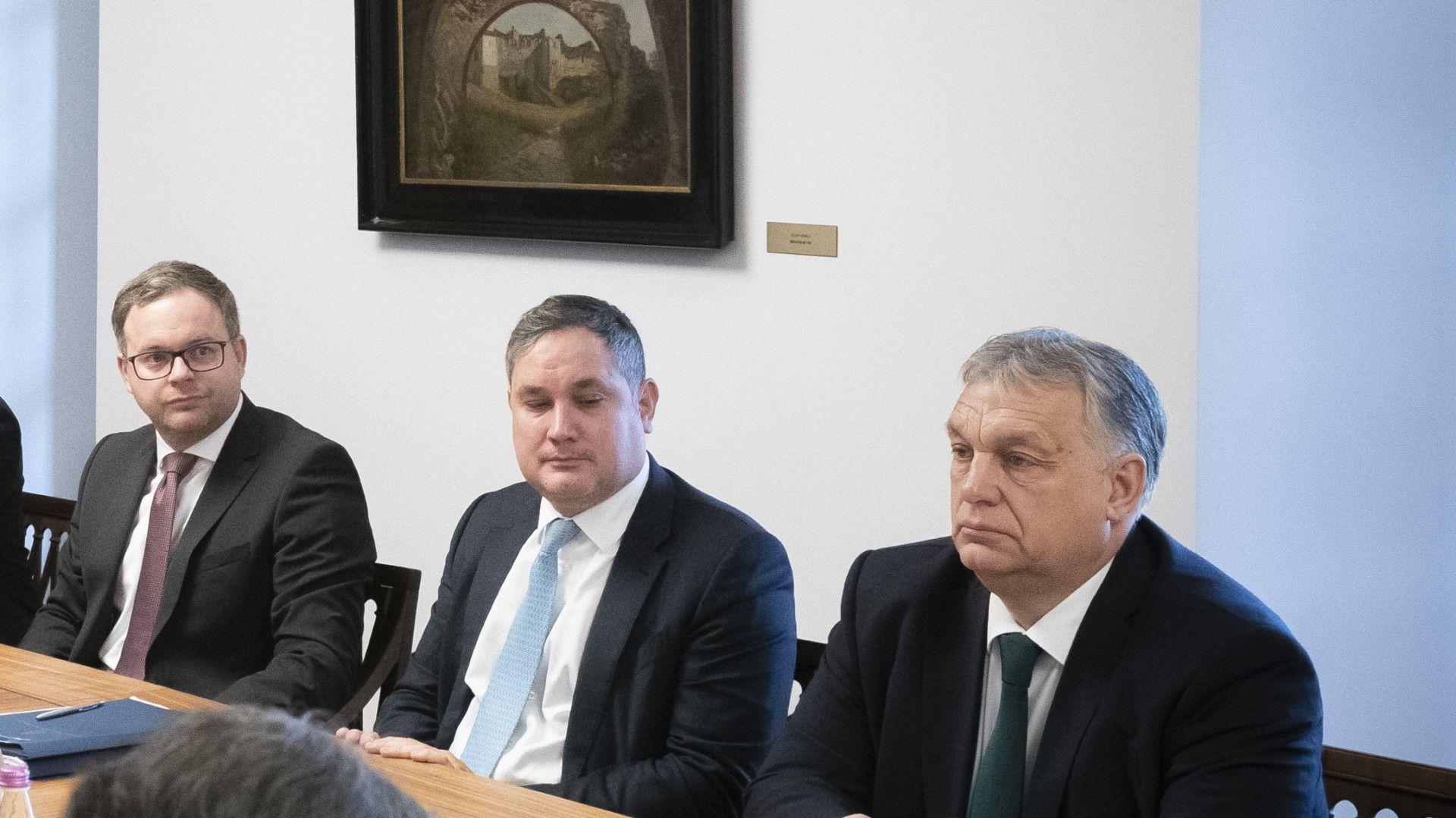 Kapitányt támadja a propaganda, miközben a Fidesz hemzseg a megélhetési politikusoktól