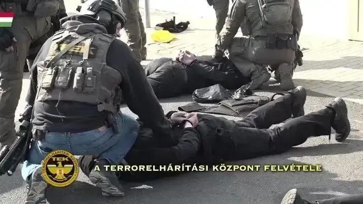 Rejtélyes injekció, 29 óra bilincsben: súlyos állítások az ukrán pénzszállítók elfogásról