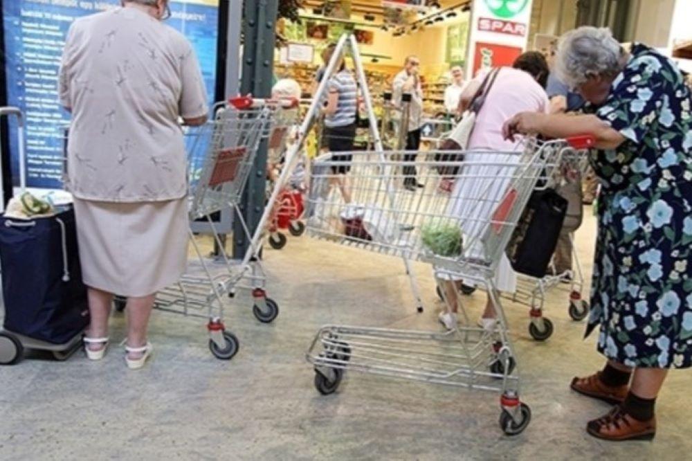 Novemberben pluszpénzt kapnak a nyugdíjasok, de sokaknak ez alig nyújt majd segítséget