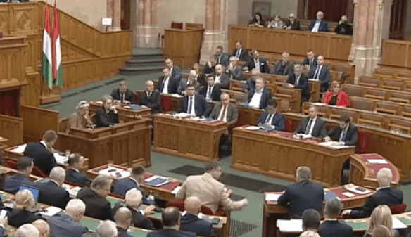 Újabb gyomros a Fidesznek: akkora a leiratkozási hullám, hogy aligha lesz német nemzetiségi képviselő a parlamentben