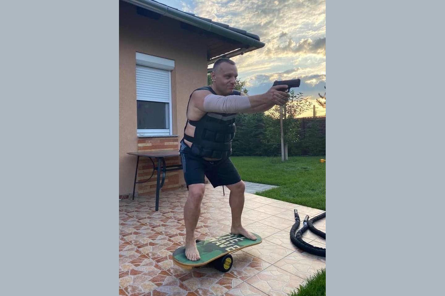 444: Orbán Viktor öccse fegyverüzletben tűnt fel egy orosz kapcsolatokkal bíró exkém mellett