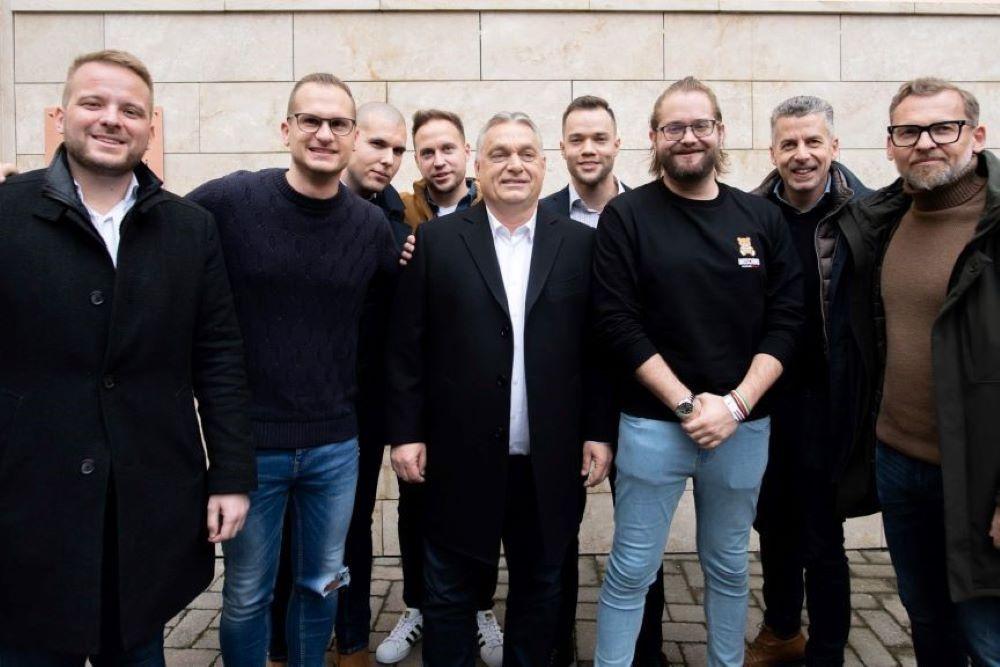 Mit fog tenni a Fidesz a közösségi médiás politikai hirdetések korlátozása után?