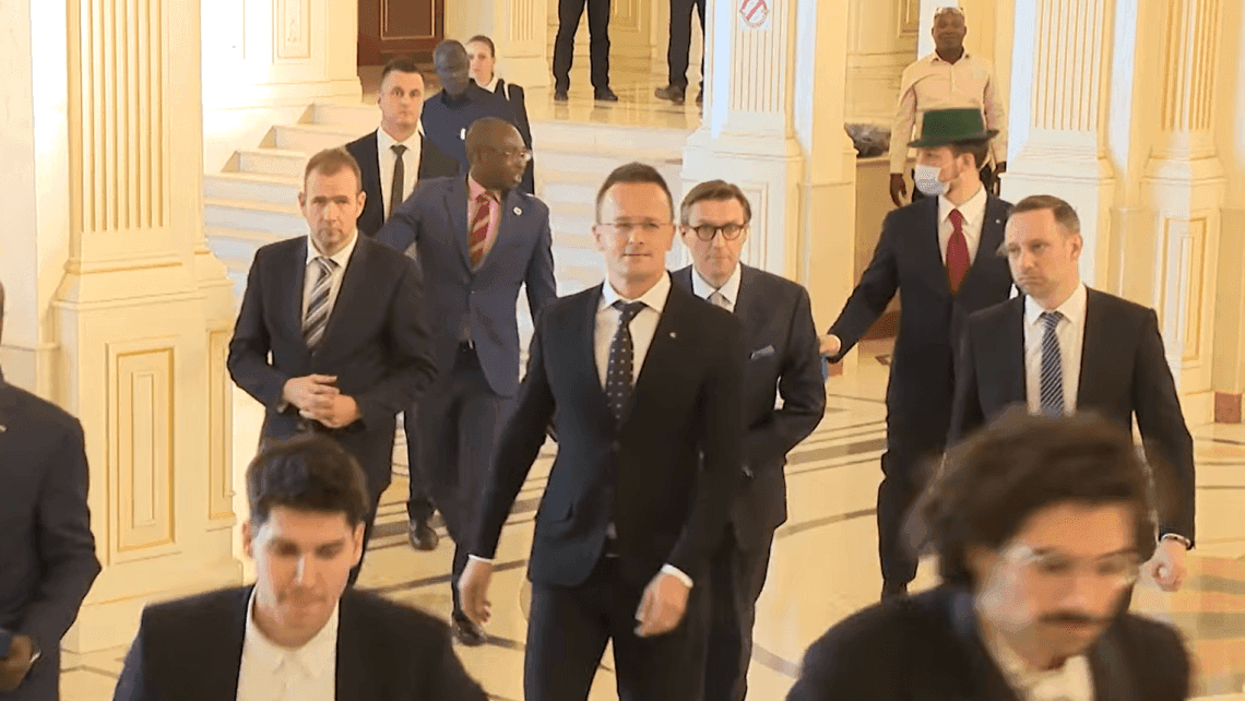 Szijjártó Péter utasítása miatt nem derülhet ki, hogy mi volt Orbán Gáspár szerepe a csádi misszió előkészítésében