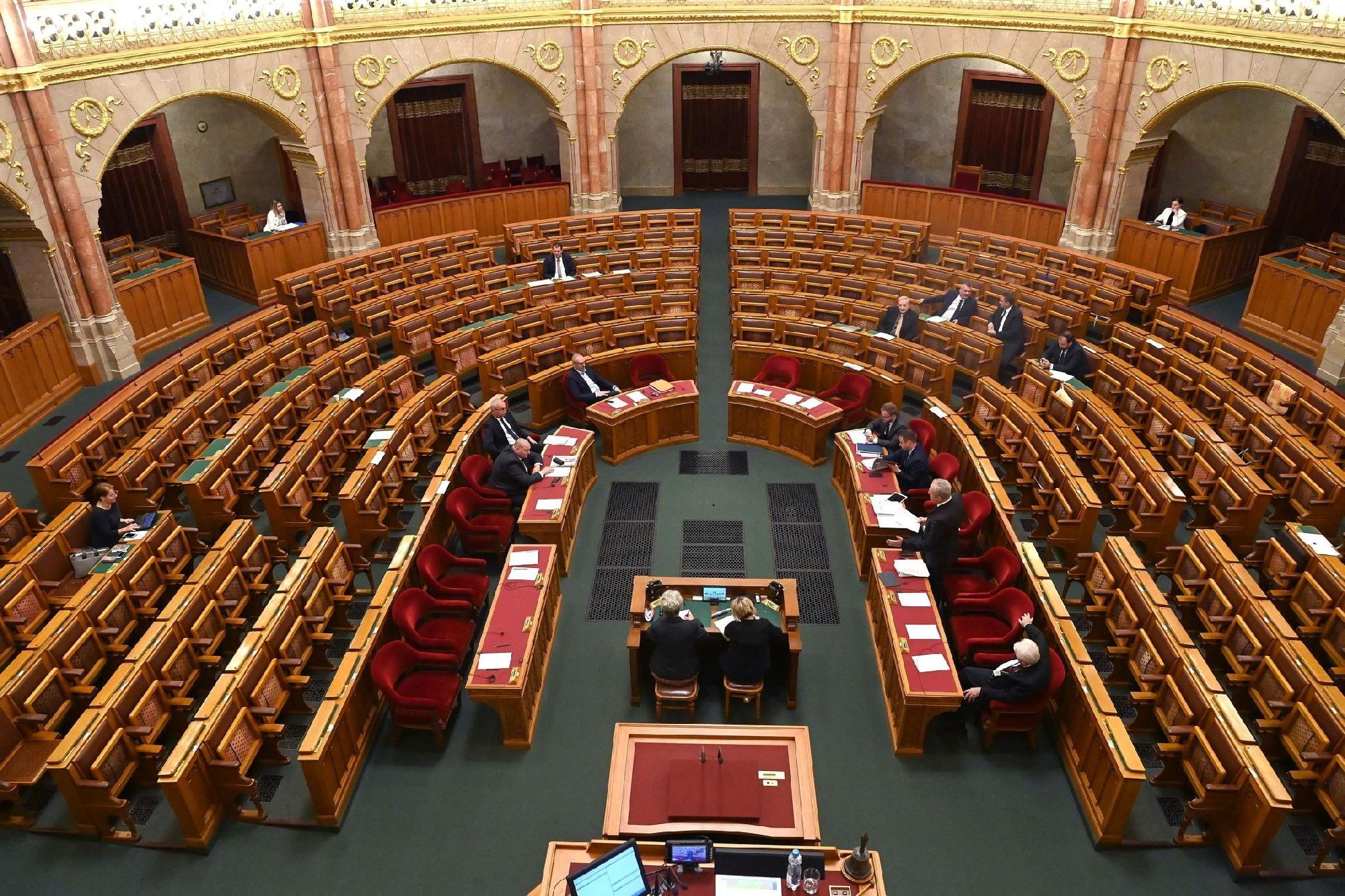 A Fidesz-KDNP a választások utánra is kitolná a rendeleti kormányzást