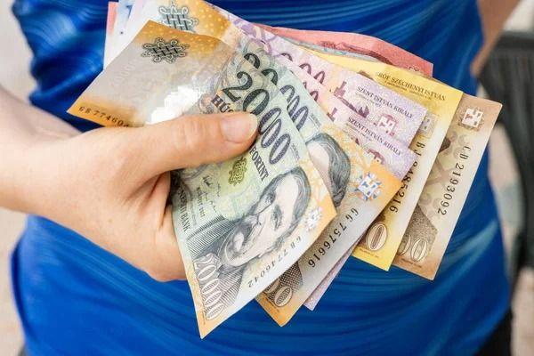 Rekordösszegű külföldi megtakarítás – egyre több pénzt visznek határon túlra a magyarok