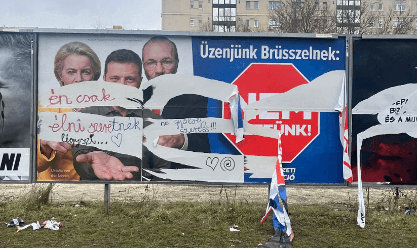 A rendőrség büntetőeljárást indított egy tanárnő ellen, aki közéleti üzeneteket írt a megrongált plakátokra 