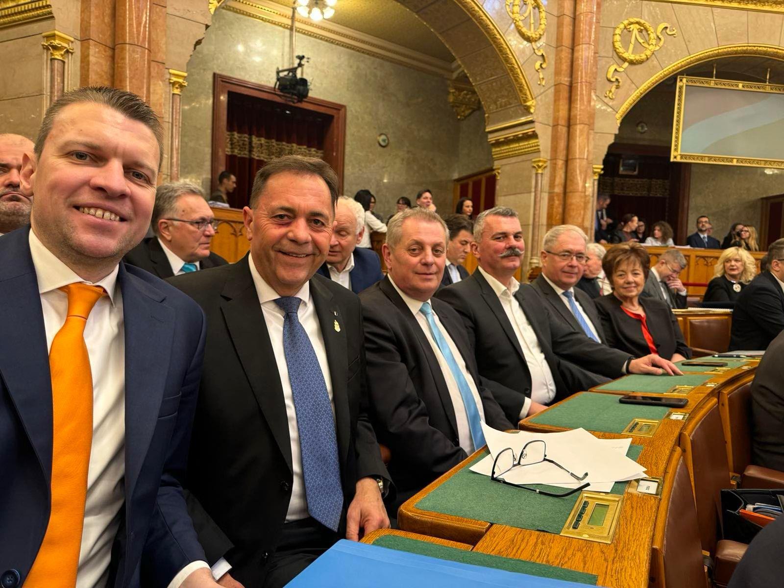 Temetői kampányvideóval éltette a 14. havi nyugdíjat Pócs János