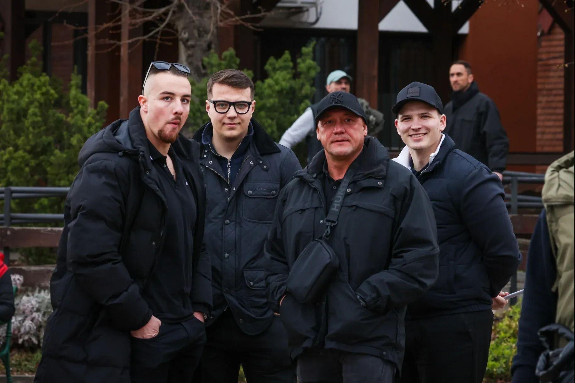 Fekete pufajkások kíséretében kampányol a megfáradt Orbán