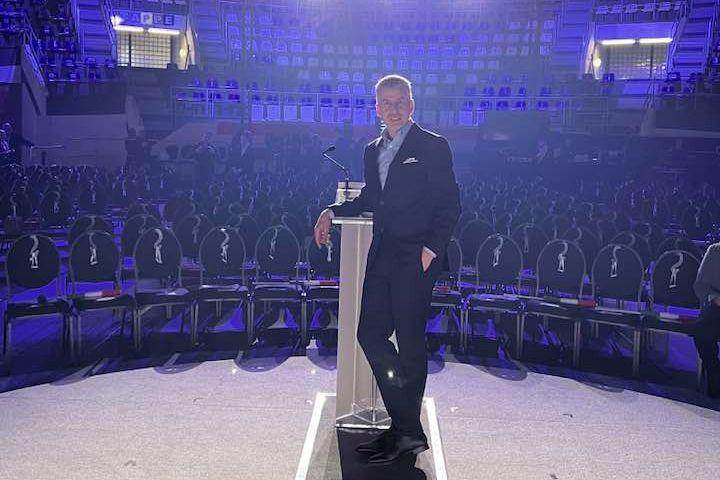 Rákay Philip több százezer nézőt köszöntött a békéscsabai Fidesz-gyűlésen, de sehol nem találtuk őket