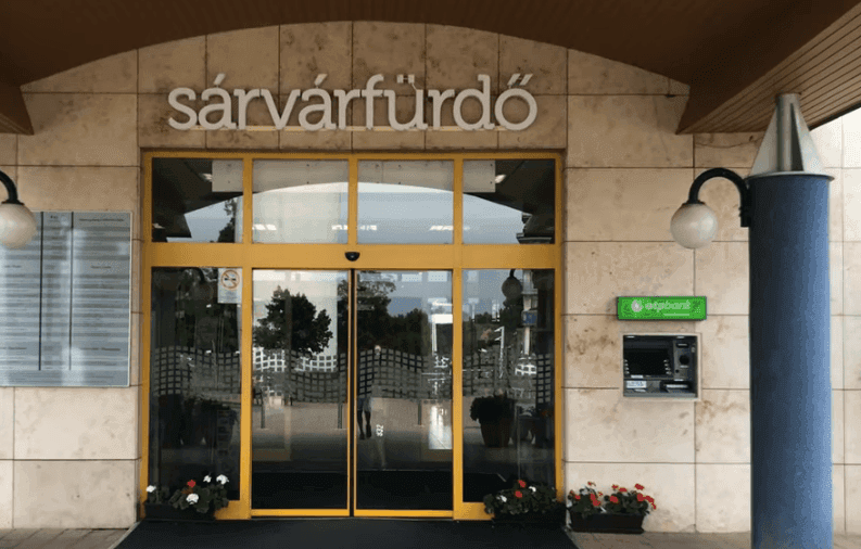 A fideszes polgármester ismerőse úgy kapott fizetést a sárvári gyógyfürdőtől, hogy egyetlen napot sem dolgozott 