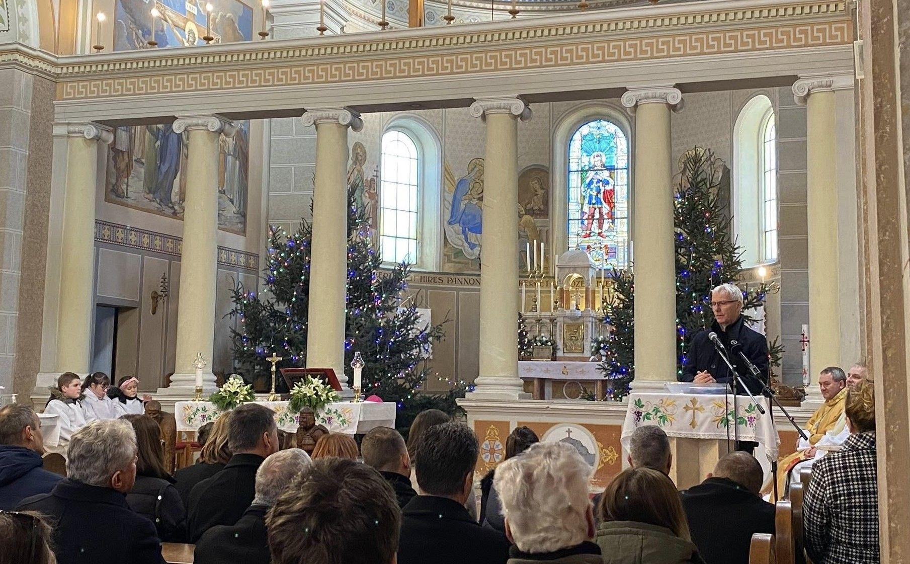 Soltész Miklós államtitkár a templomban kampányolt a misére egybegyűlteknek 