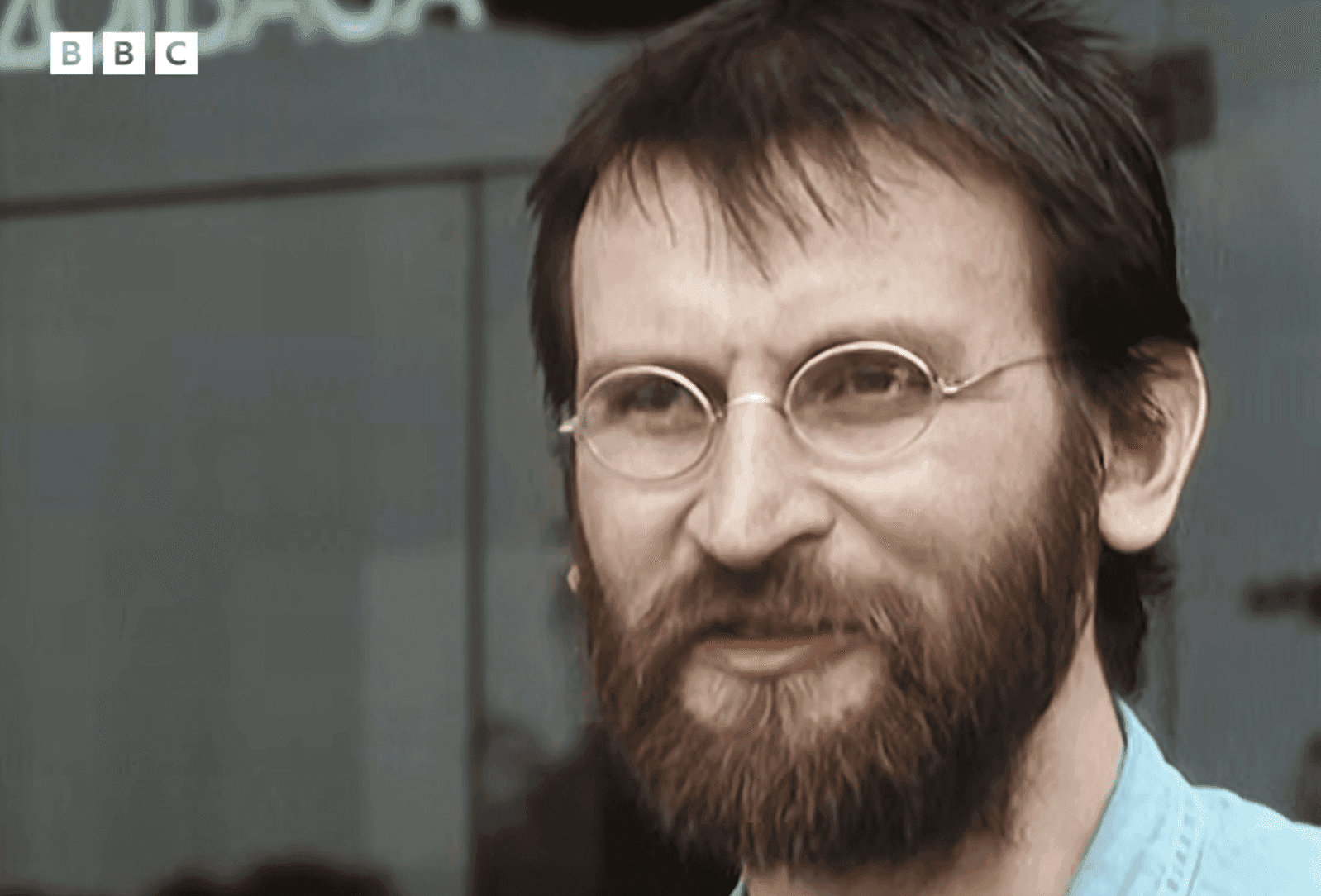 Fehér zokniban és szandálban éltette a liberális demokráciát Szájer József a BBC videójában