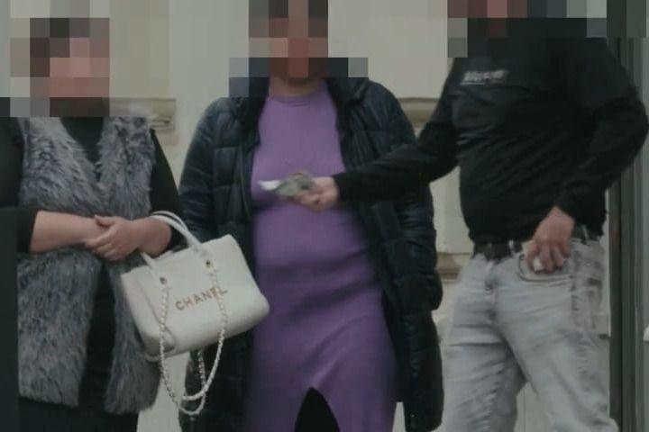 Videó a szegedi KDNP-irodától: ételosztásról beszél a fideszes jelölt, a pénzmozgásra nincs magyarázat