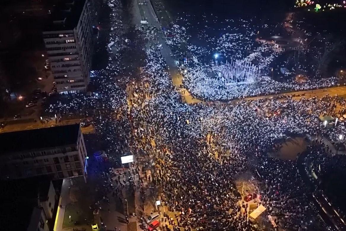 Tizennégy hónap után győztek a szerb diákok, Vucic kiírja az előrehozott választást