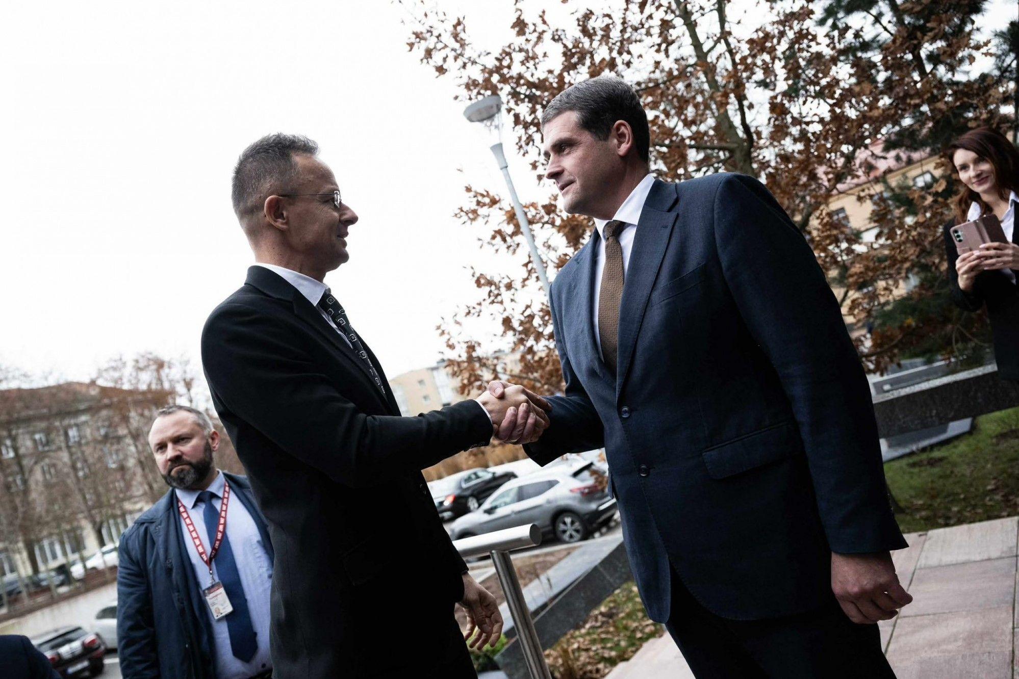 Szijjártó Péter kormánytagok helyett egy antiszemita politikussal tárgyalt Litvániában