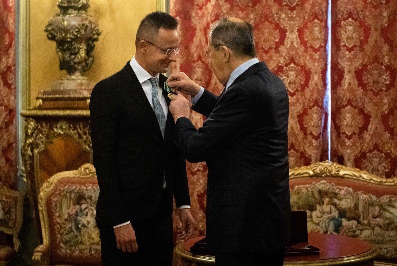 Egy újságíró lehallgatási botrányával reagált a kormány Szijjártó állítólagos kémkedésére