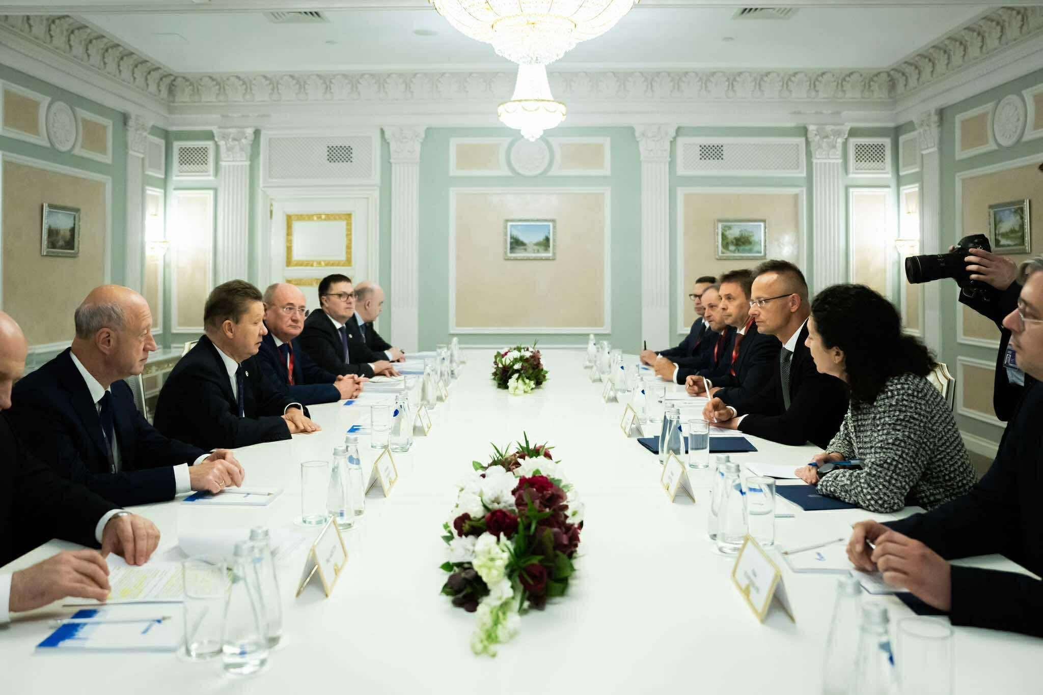 Szijjártó Péter szankciós listán lévő oroszokkal tárgyalt