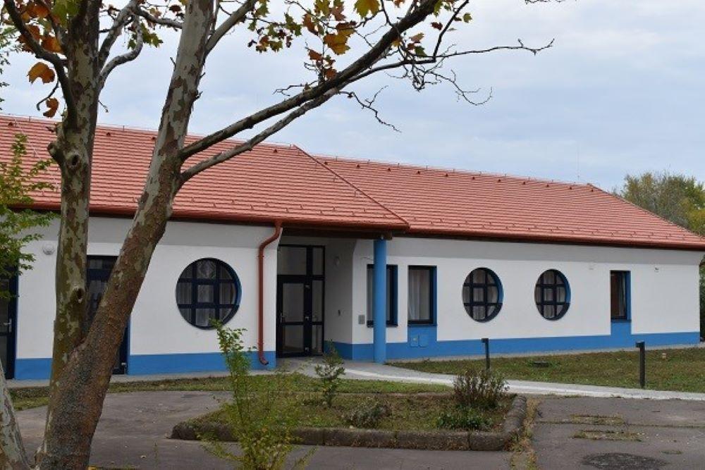 Matracokon alszanak a gyerekek a földön a szolnoki befogadó otthonban