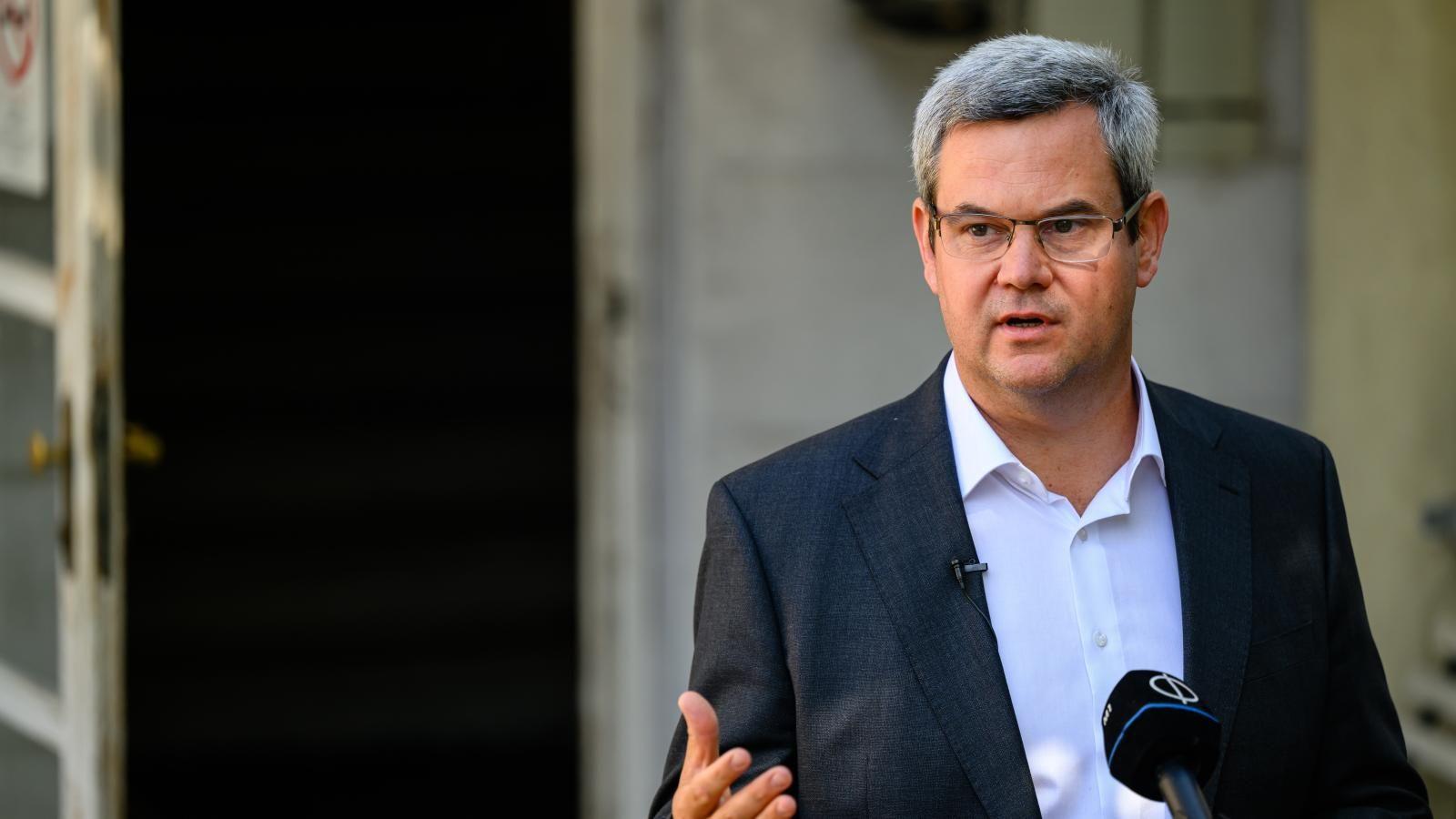 Kínosan szabadkozik az egészségügyi államtitkár