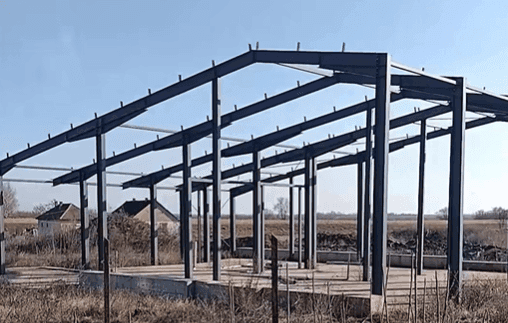 Több száz millió forintba került az a hűtőház Taktaharkányban, aminek csak a váza épült meg 