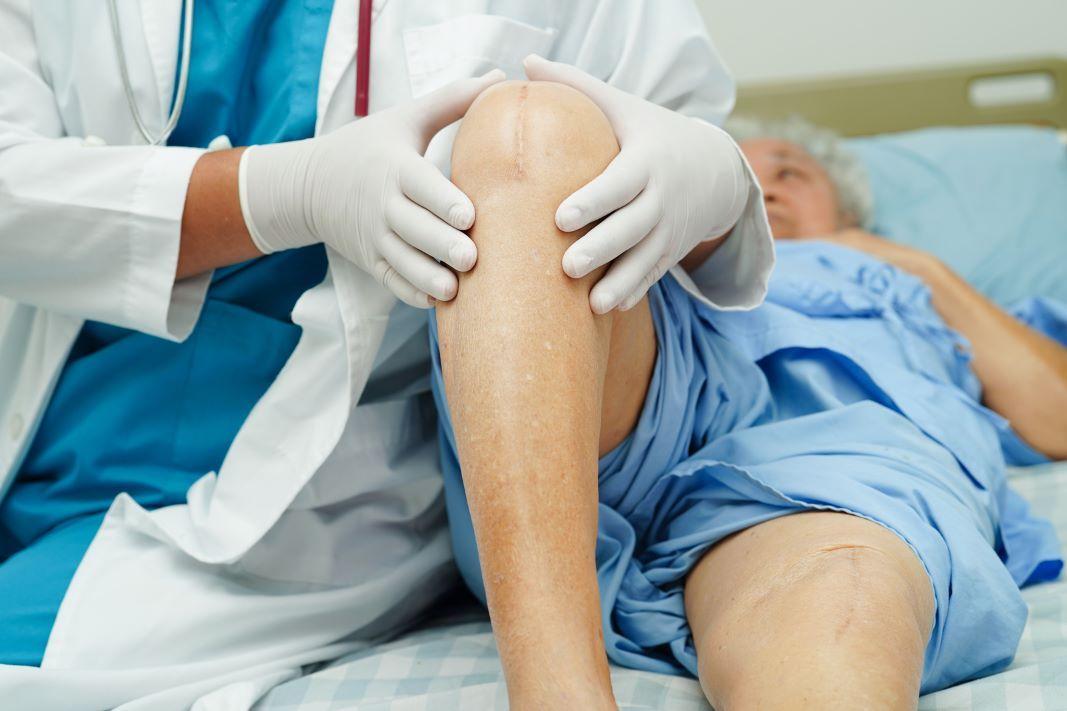 Csak 2030 augusztusára kapott időpontot egy térdprotézis műtétre váró beteg