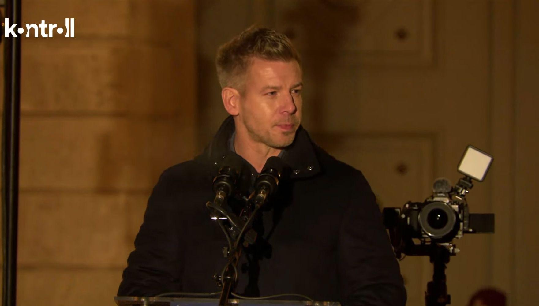 „Ennek a hatalomnak vége van” – több ezren tüntettek a gyermekvédelem állapota miatt a Karmelita előtt