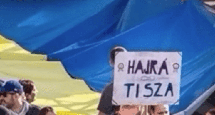 Fidelitashoz köthető fiatalok végezték a hamis zászlós hadműveletet a Tisza Párt rendezvényén