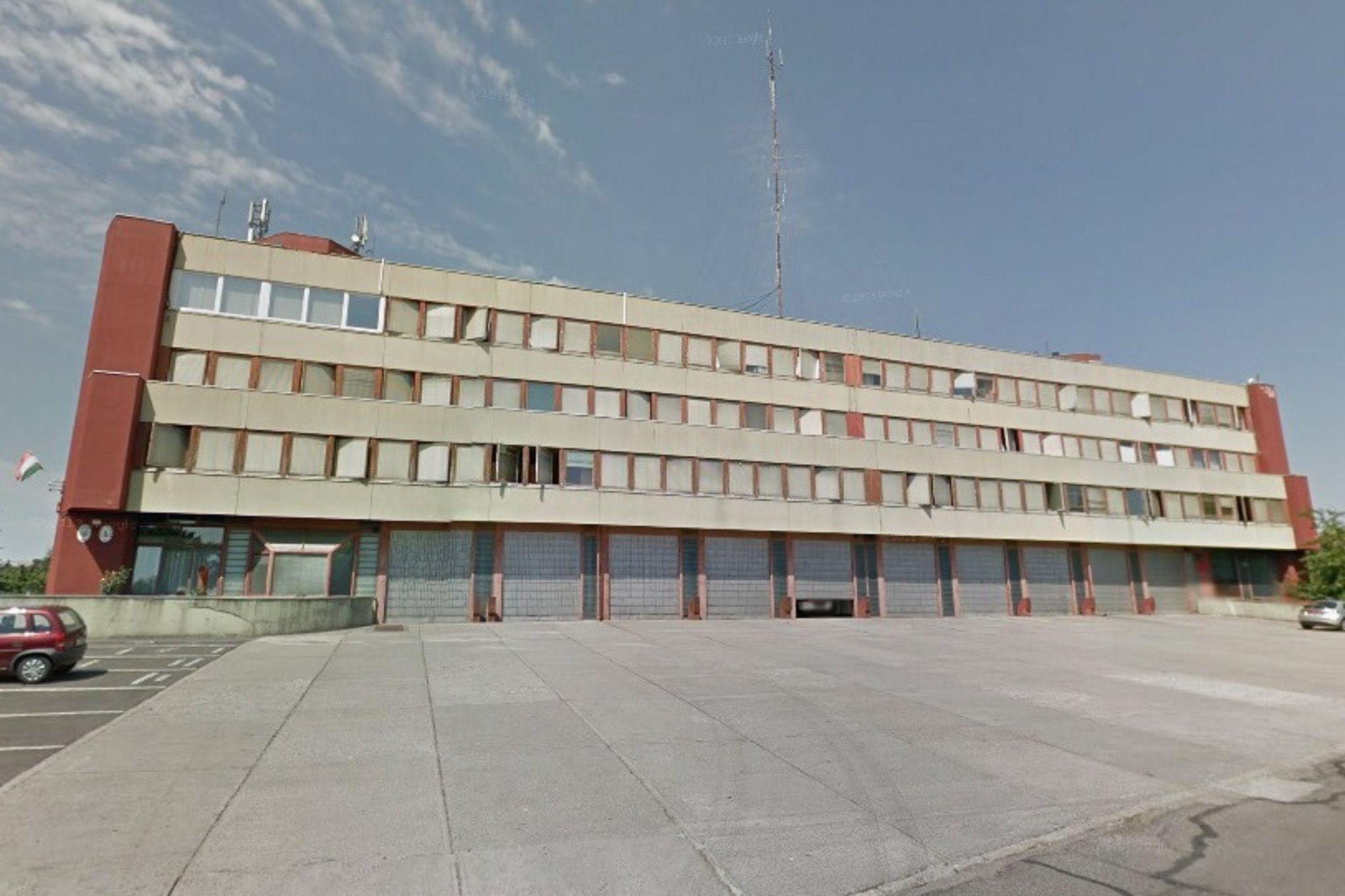 Hideg épületben, beázó tető alatt várják a hívást a pécsi tűzoltók