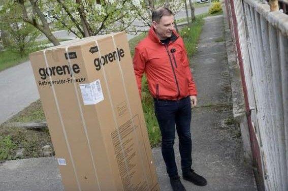 Hűtőszekrényekkel dolgozná le tetemes hátrányát a körzetében Tuzson Bence