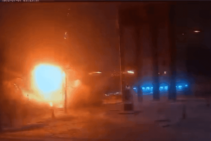 A becsapódó orosz drón sem állította meg a hólapátoló ukrán munkást - VIDEÓ