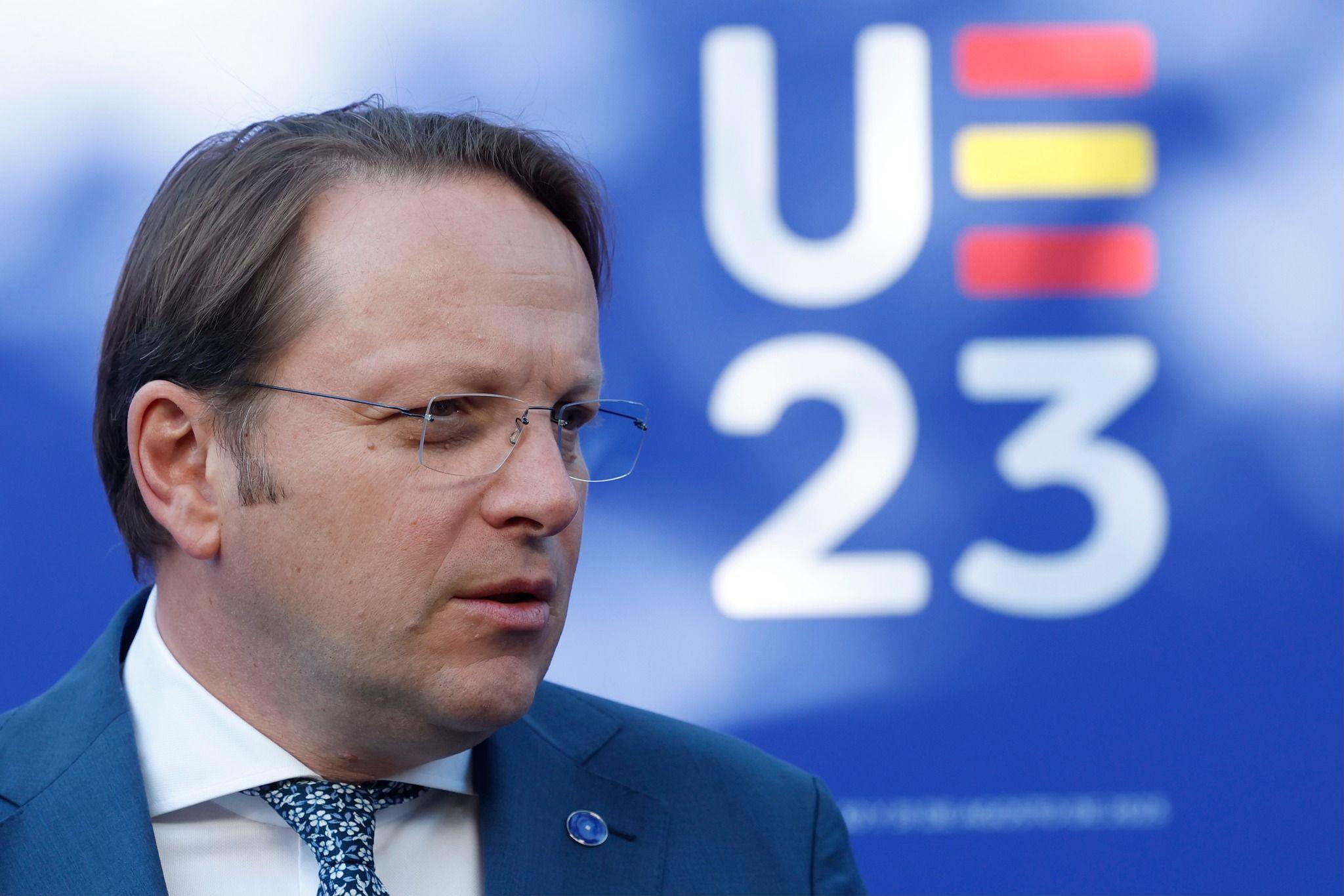 Panyi Szabolcs: 11 milliárdos NER-utalást blokkolt az egyik bank, a magyar uniós biztosra felrajzolták a célkeresztet