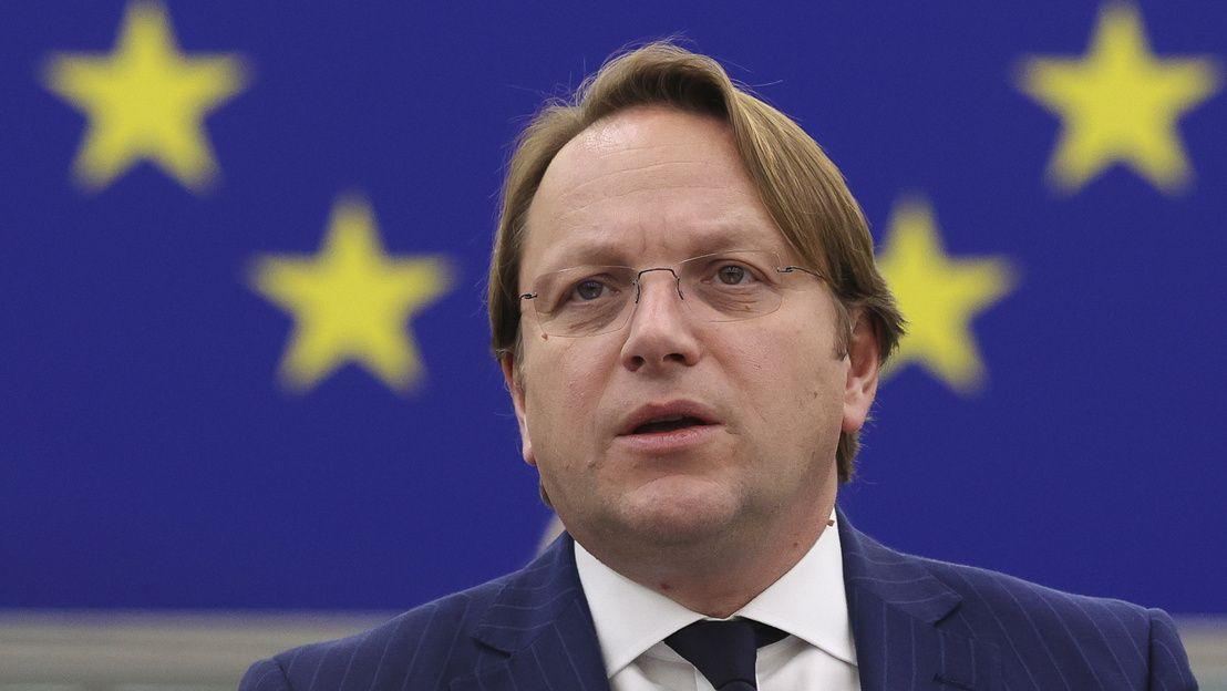 További meghallgatások várnak a magyar biztosra a kémkedés miatt