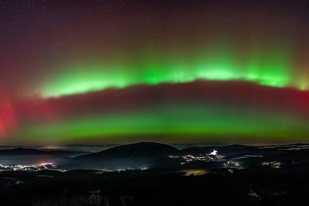 Sarkifény-kavalkád a felhők felett
