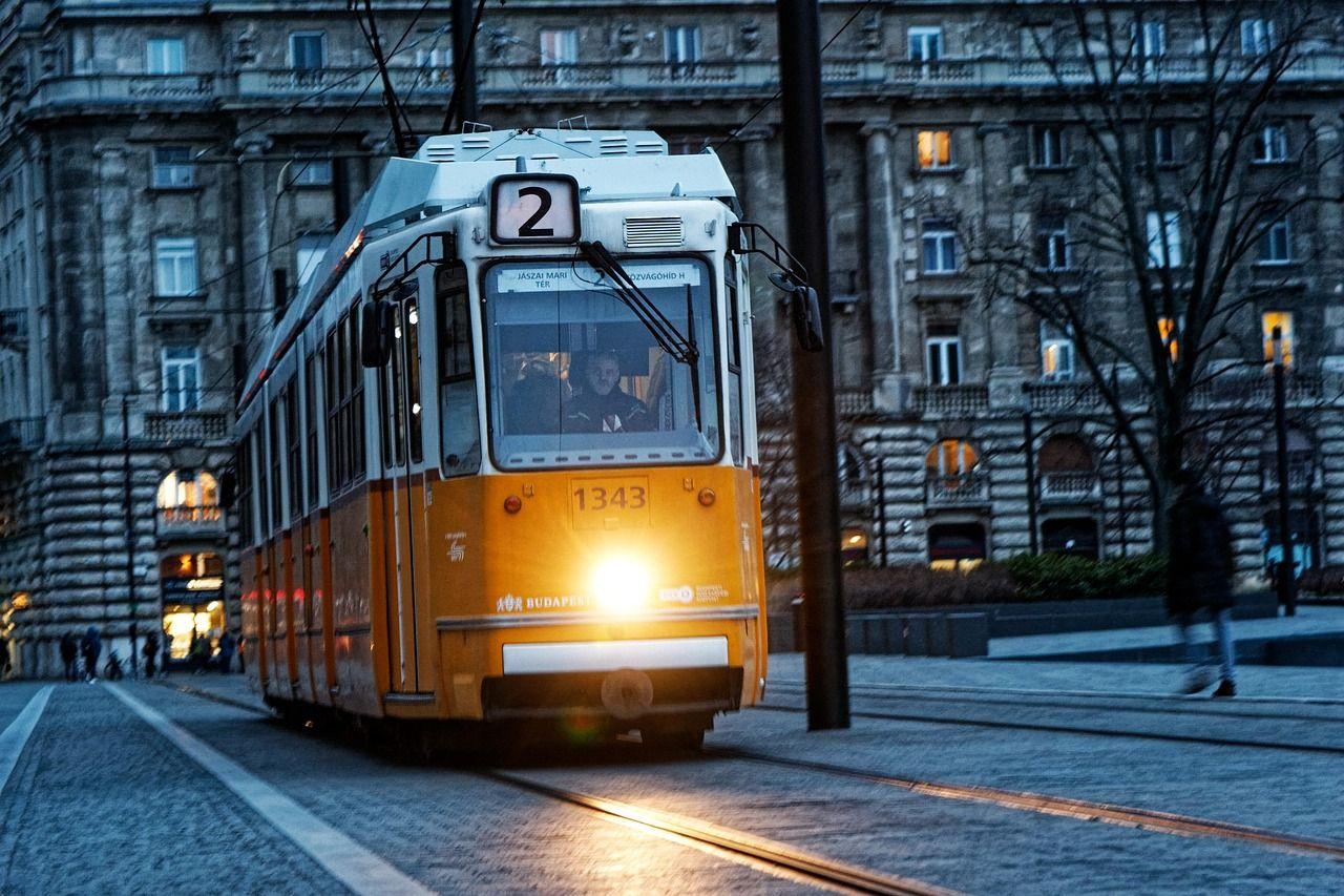 A kormány bliccel – hangosbemondón tájékoztatják a budapestieket