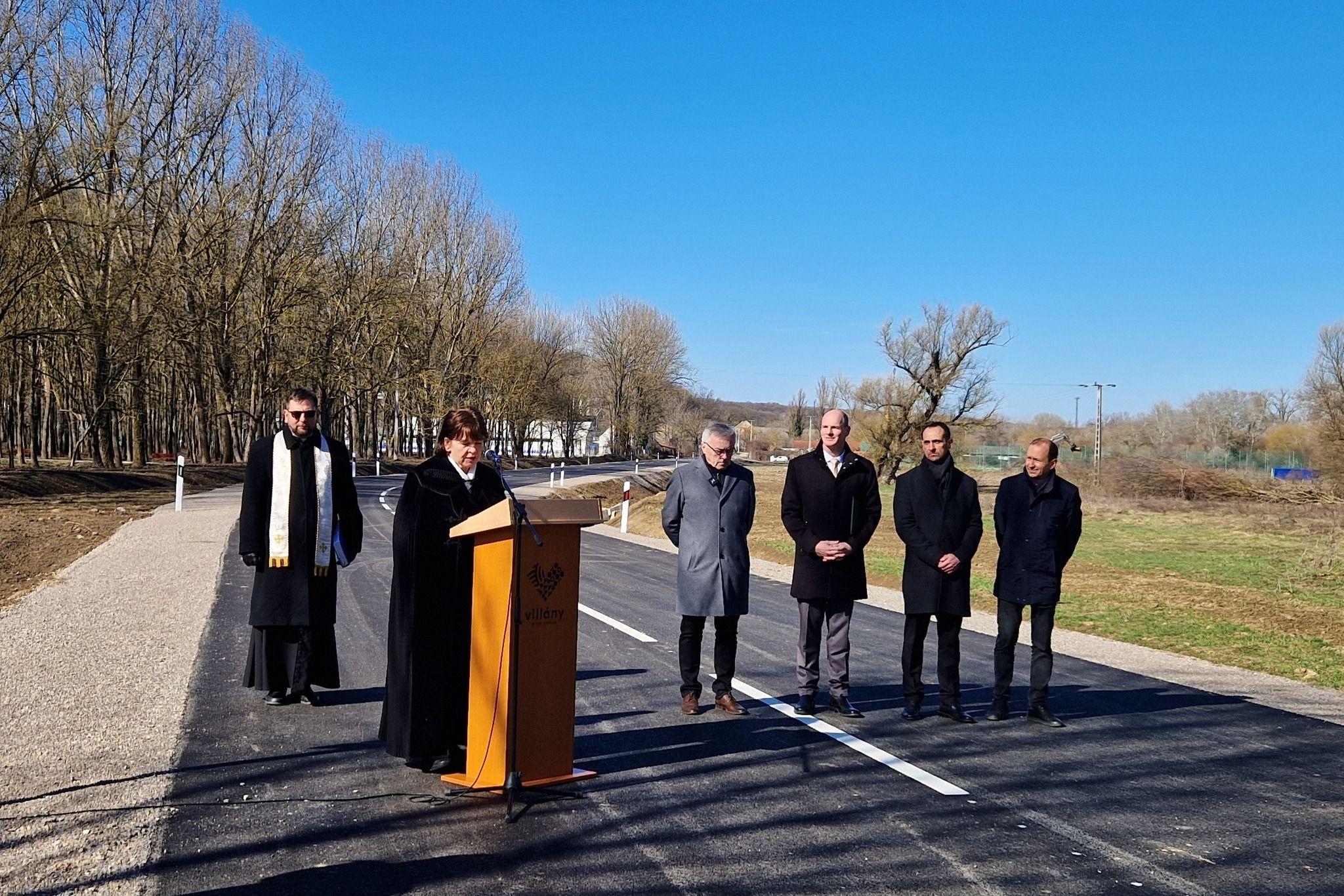 Ünnepélyesen átadták a villányi elkerülő utat – csak az aszfalt hiányzik a végéről