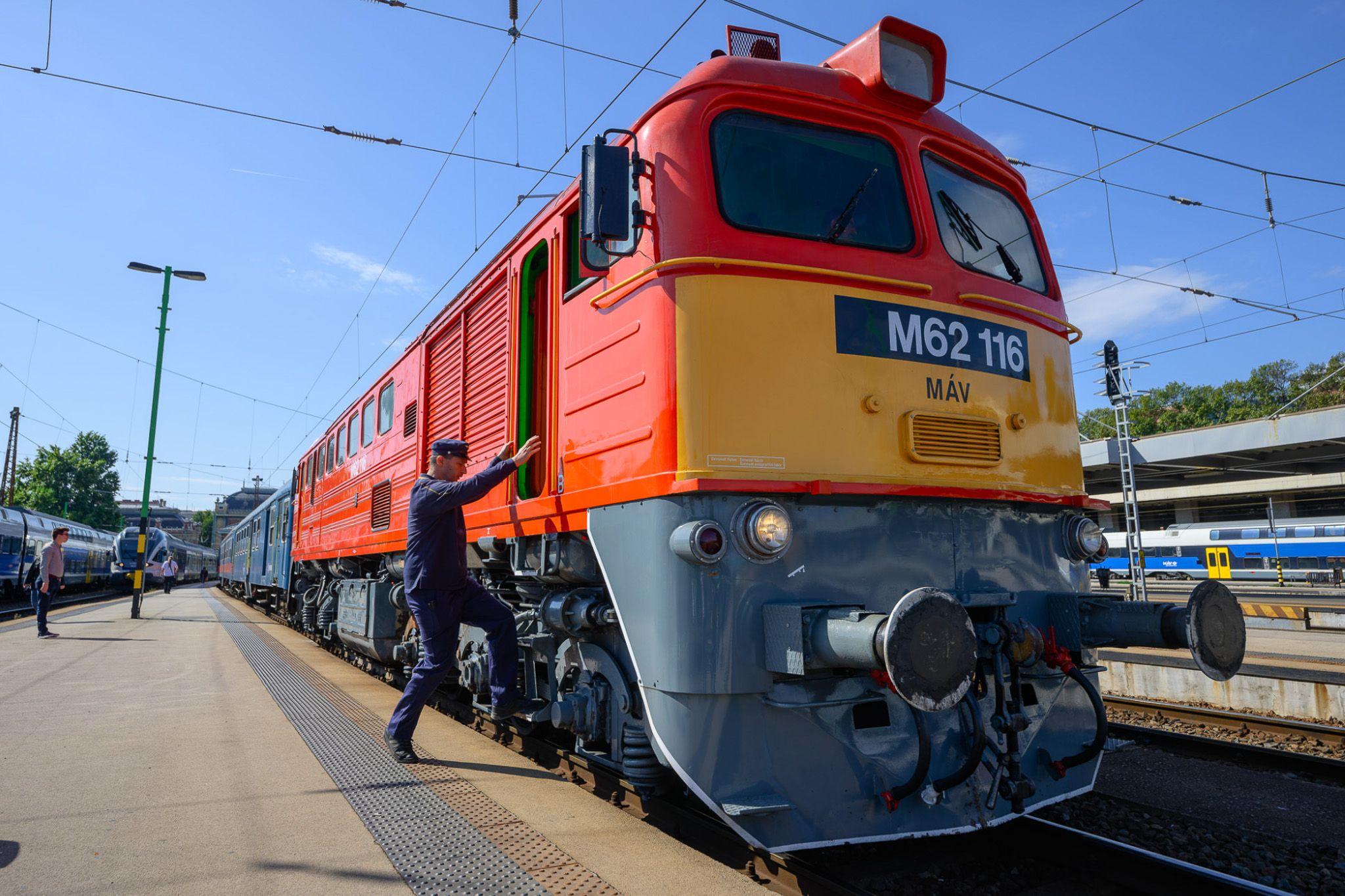 A MÁV szerint javul a pontosság, közben milliárdokat vonnak el a vasúttól