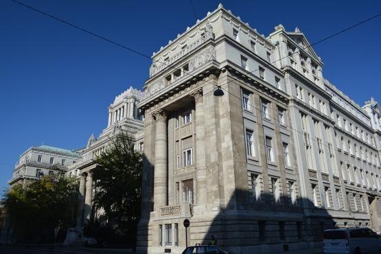Jól fizet a kormányzattal kötött paktum a Kúrián