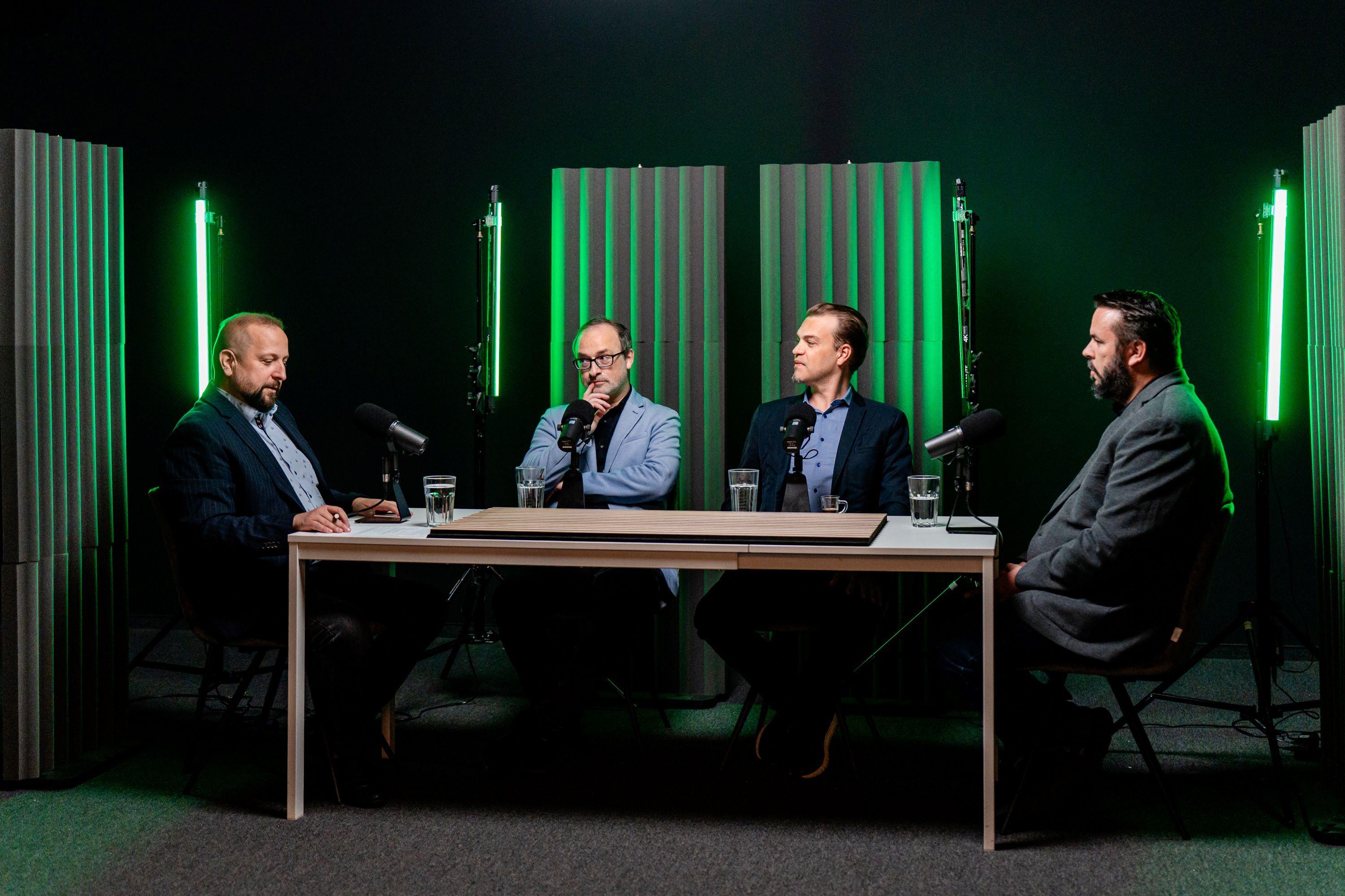 Szabadsajtó Klub: Orbán tartja a gyertyát Putyin és Trump ágyánál?