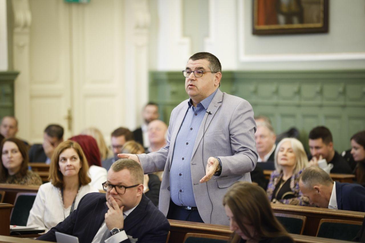 Milliós fizetés, 70 ezres lakbér – a győri etika újraértelmezése
