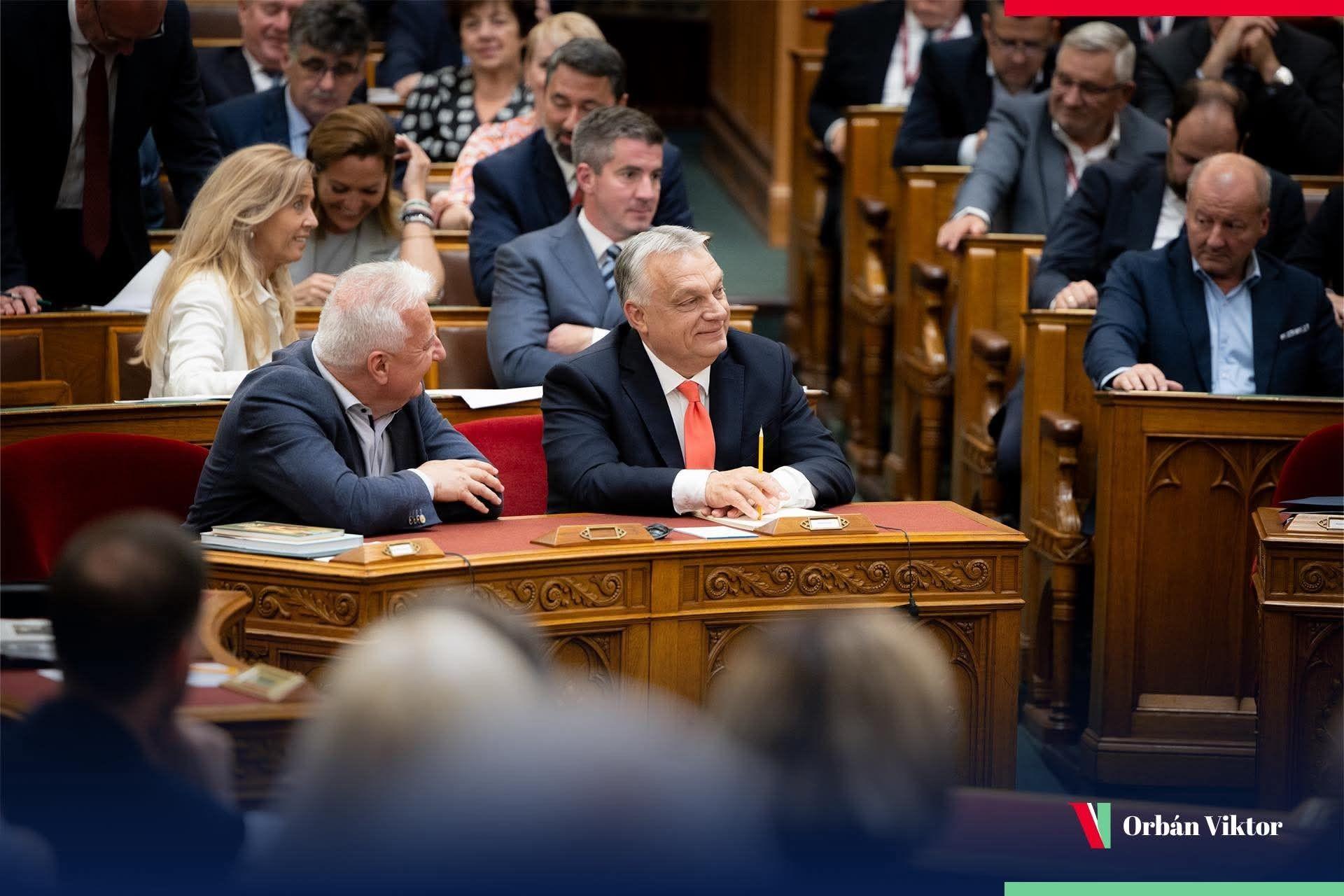 Látványosan költekezik a kormány, leginkább saját magára